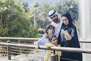 familia del Medio Oriente tomando selfie al aire libre foto