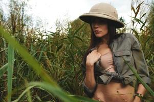 mujer de safari en pantano foto
