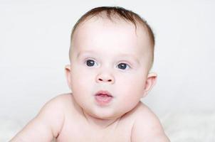 Retrato de bebé encantador de 5 meses foto