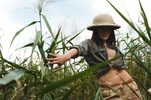 mujer de safari en pantano foto