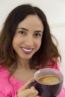mujer disfrutando de su café
