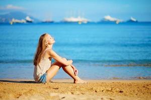 jovencita disfrutando de sus vacaciones junto al mar foto