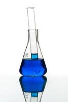 tubos de ensayo líquido azul, cristalería de laboratorio foto