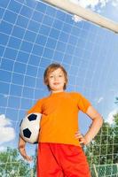 Retrato de niño en uniforme con fútbol foto