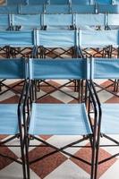 composición de sillas plegables de lona azul