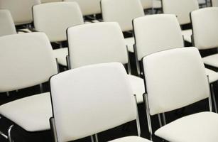 sillas en una sala de conferencias
