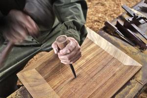 Herramienta de carpintero cincel de madera trabajando fondo de madera