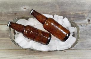 Vista superior de cerveza embotellada en hielo