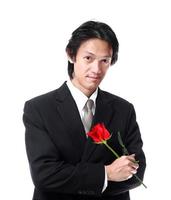 empresario sosteniendo una rosa, atractivo hombre asiático en blanco centrico