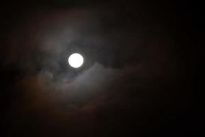 luna llena brillando en el cielo oscuro foto