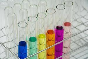 tubos de ensayo químicos con soluciones de color. foto