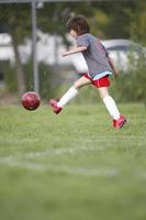 niña jugando al fútbol