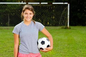 Retrato de jugador de fútbol de niña adolescente foto