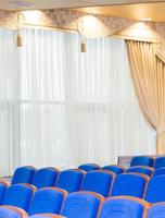 sala de conferencias con asientos azules foto