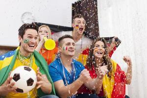 entusiasmados fanáticos del fútbol celebrando el partido ganador foto