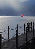 navegando en el lago de garda, italia foto
