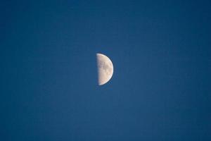 media luna en el cielo nocturno foto