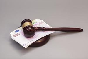 juez martillo y billetes en euros aislados en gris foto