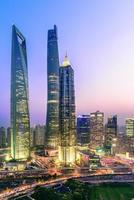 Vista elevada de Shangai al atardecer - formato vertical foto
