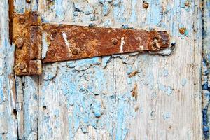 Marruecos en casa de fachada de madera vieja y candado oxidado seguro foto
