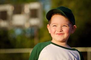 Retrato de jugador de béisbol infantil en campo foto