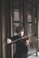 joven violinista rubia guapo