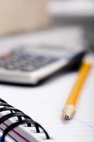 lápiz y calculadora en cuaderno