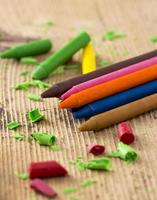 crayones de colores en la mesa de madera