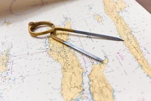 Par de brújulas para la navegación en un mapa del mar. foto