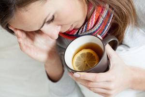 mujer enferma bebiendo té foto