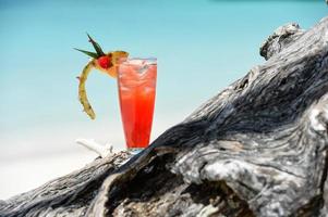 Mocktail con sabor a fruta en la playa foto