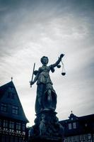 Lady Justice estatua en la ciudad de Frankfurt, Alemania foto