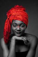 mujer africana tribal con headwrap foto