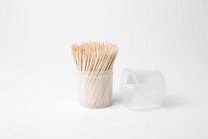 palillos de dientes en un recipiente sobre un fondo blanco foto