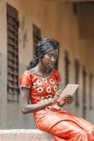 Retrato de niña de la escuela africana jugando con su tableta