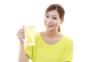 mujer bebiendo cerveza foto