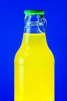 botella con bebida amarilla foto