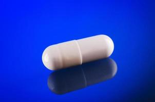 one white pill capsule