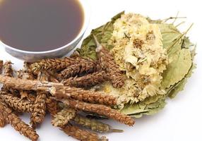bebida de medicina de hierbas tradicionales chinas