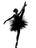 joven bailarina bailarina de ballet bailando silueta foto