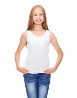 adolescente sonriente en camisa blanca en blanco