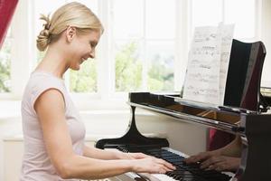mujer tocando el piano y sonriendo foto