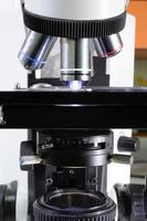 microscopio en el laboratorio de sangre foto