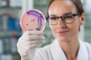 mujer experimentando con microbacterias