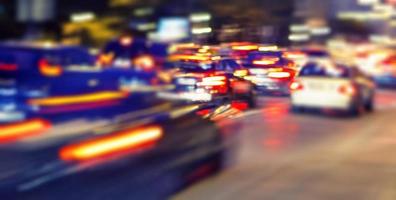 acelerar el tráfico en la carretera de noche