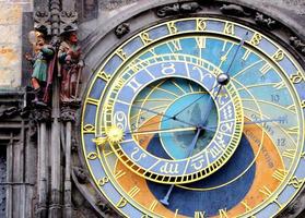 reloj astronómico de praga (orloj) en el casco antiguo de praga foto