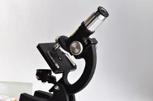 El microscopio sobre un fondo blanco. foto