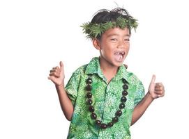 Varón joven extendiendo aloha cheer