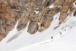 escaladores vinculados con cuerda de protección ascendente glaciar
