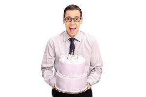 alegre joven sosteniendo un pastel de cumpleaños